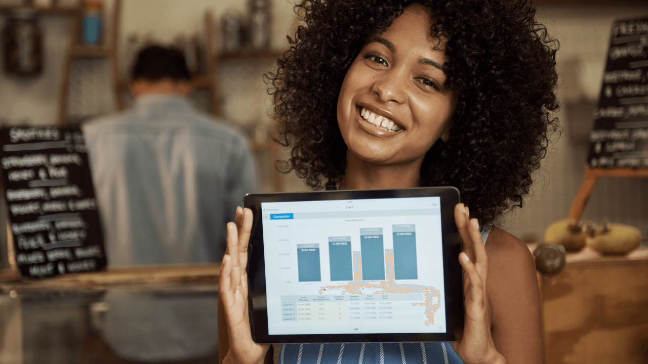 A curly-haired girl is showing the chart with a laptop.